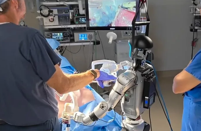 Đột Phá Trong Y Học: Robot Hình Người Thực Hiện Ca Phẫu Thuật Lần Đầu Tiên